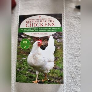Keeping Healthy Chickens by Carissa Bonham - White Chicken Cover